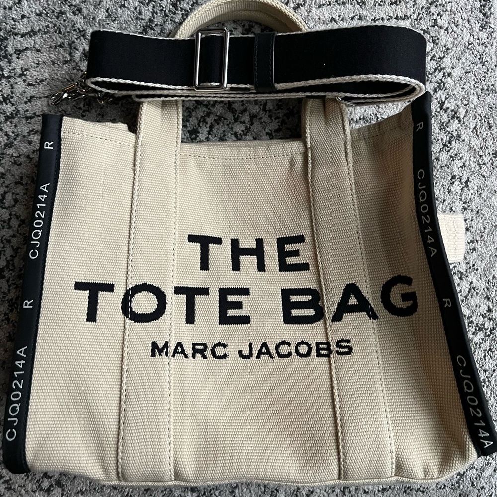 VGUC Marc Jacobs Small “The Tote Bag” Jacquard in Beige